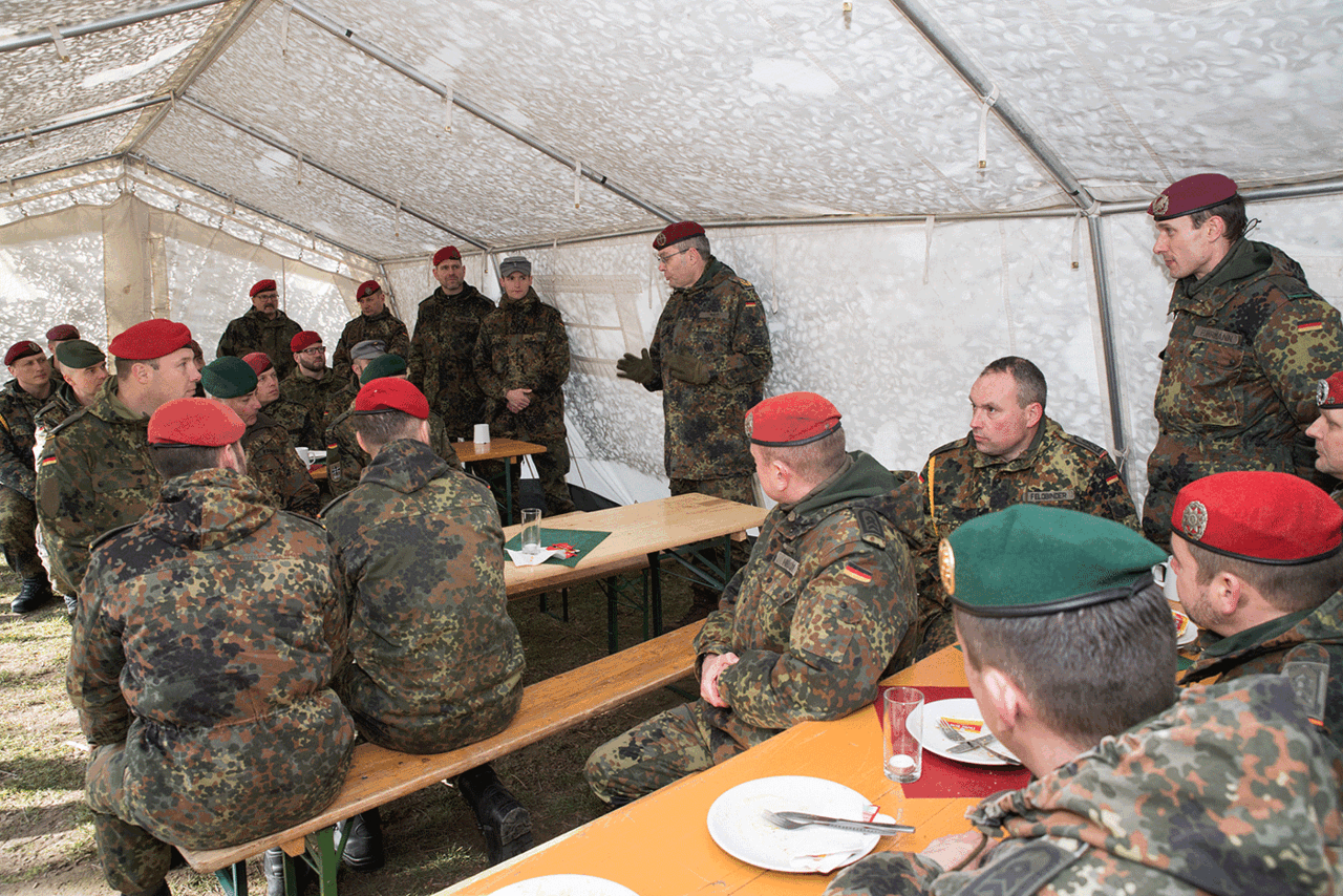 Der Inspekteur Heer im Gespräch mit Führungskräften der USH. Foto: DBwV/Bombeke