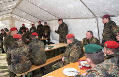 Der Inspekteur Heer im Gespräch mit Führungskräften der USH. Foto: DBwV/Bombeke