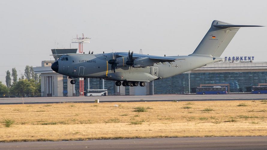 Ein Airbus A400M der Luftwaffe landet am 17. August 2021 mit evakuierten Personen aus Afghanistan in Taschkent (Usbekistan). Foto: Bundeswehr/Tessensohn