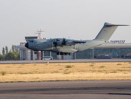 Ein Airbus A400M der Luftwaffe landet am 17. August 2021 mit evakuierten Personen aus Afghanistan in Taschkent (Usbekistan). Foto: Bundeswehr/Tessensohn