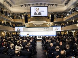 Ein Blick aus dem Publikum im Hauptkongresssaal während der Eröffnungsrede von der Bundesministerin der Verteidigung, Ursula von der Leyen. Archivfoto: MSC / Kuhlmann