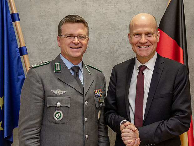 Oberstleutnant André Wüstner (l.) führt regelmäßig Gespräche mit den Fraktionsführungen im Bundestag, so auch mit dem Vorsitzenden der CDU/CSU-Bundestagsfraktion Ralph Brinkhaus. Foto: DBwV/Hepner