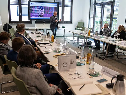 Das Einsatz-Weiterverwendungsgesetz und das Soldatenentschädigungsgesetz waren zentrale Themen bei der von Oberstabsfeldwebel a.D. Uwe Schenkel (stehend) geleiteten Fachtagung ERH in Berlin. Foto: DBwV/Yann Bombeke