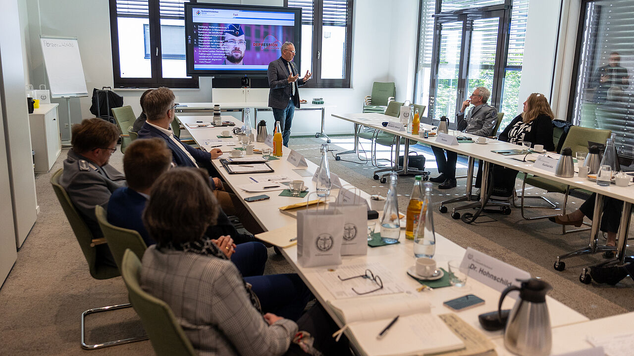 Das Einsatz-Weiterverwendungsgesetz und das Soldatenentschädigungsgesetz waren zentrale Themen bei der von Oberstabsfeldwebel a.D. Uwe Schenkel (stehend) geleiteten Fachtagung ERH in Berlin. Foto: DBwV/Yann Bombeke