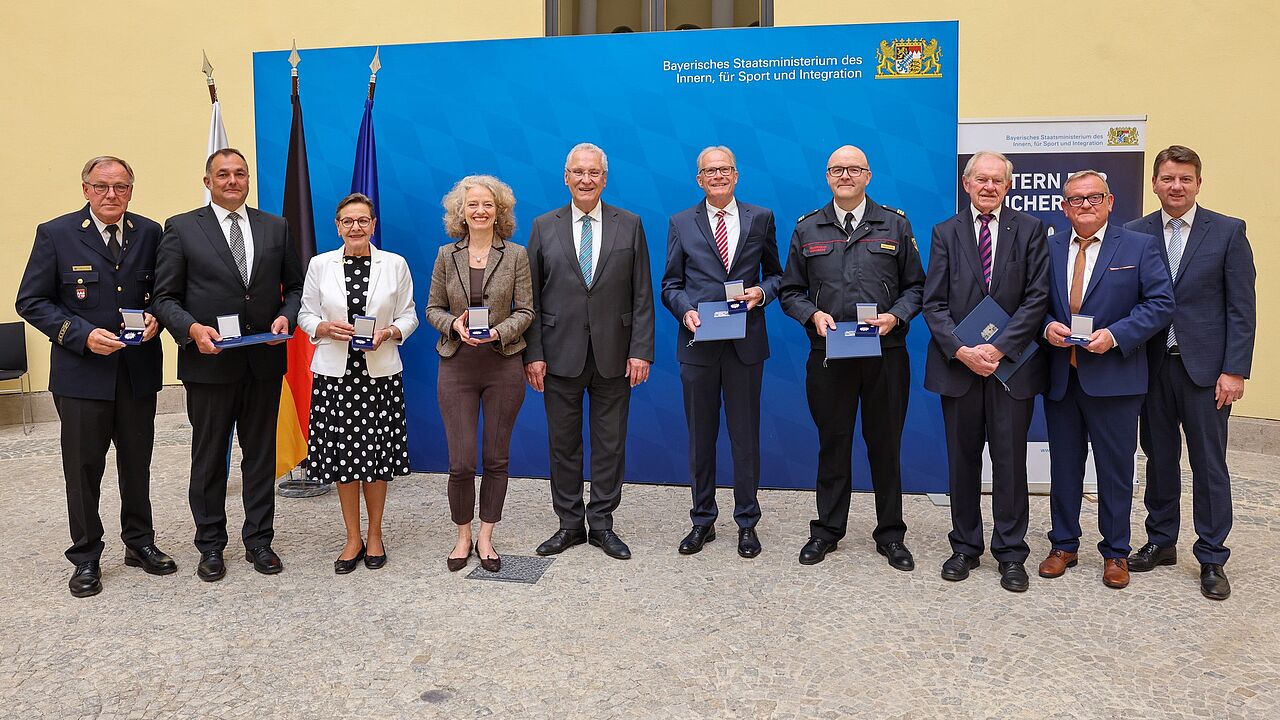 Auszeichnung mit der Bayerische Staatsmedaille "Stern der Sicherheit" durch Bayerns Innenminister Joachim Herrmann, darunter Brigadegeneral a.D. Helmut Dotzler (6.von links). Fotos: Alexandra Beier