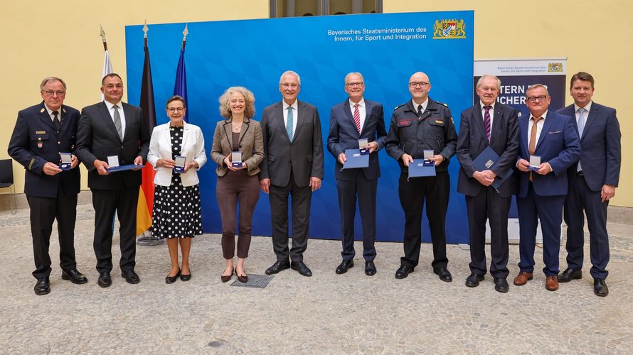 Auszeichnung mit der Bayerische Staatsmedaille "Stern der Sicherheit" durch Bayerns Innenminister Joachim Herrmann, darunter Brigadegeneral a.D. Helmut Dotzler (6.von links). Fotos: Alexandra Beier