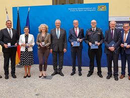 Auszeichnung mit der Bayerische Staatsmedaille "Stern der Sicherheit" durch Bayerns Innenminister Joachim Herrmann, darunter Brigadegeneral a.D. Helmut Dotzler (6.von links). Fotos: Alexandra Beier