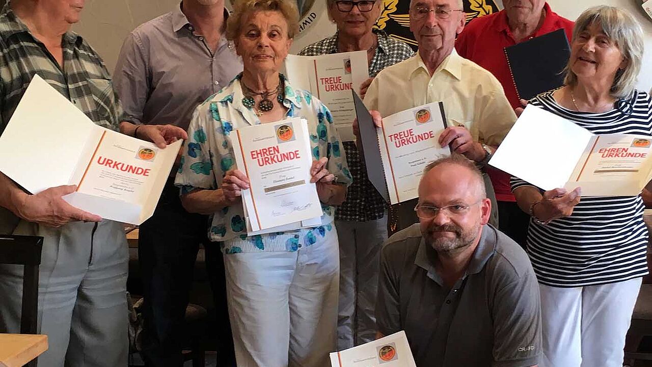 Wolfgang Koepke, Hans-Jörg Zündorf, Eleonore Zenkel, Beatrix Königsberger, Paul Schulz, Peter Hauke, Bärbel Berchtenbreiter sowie kniend Jörg Klärner (v.l.) Foto: DBwV