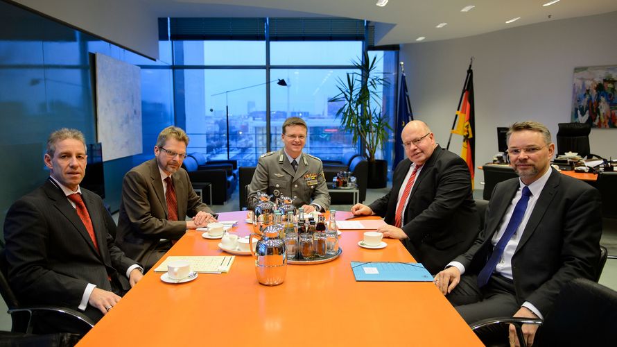 Polizeidirektor Carsten Glade vom Bundespolizeipräsidium, Fritz von Korff/DBwV-Abteilungsleiter Politik, DBwV-Chef André Wüstner, CDU/CSU-Politiker Peter Altmaier, Chef des Bundeskanzleramtes und Bundesminister für besondere Aufgaben, Brigadegeneral Andre