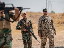 Ein Soldat der Bundeswehr begleitet die Ausbildung kurdischer Peschmerga im nordirakischen Kurdengebiet. Die Ausbildung ist aktuell ausgesetzt. Foto: Michael Kappeler/dpa