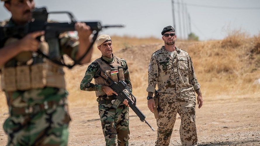 Ein Soldat der Bundeswehr begleitet die Ausbildung kurdischer Peschmerga im nordirakischen Kurdengebiet. Die Ausbildung ist aktuell ausgesetzt. Foto: Michael Kappeler/dpa