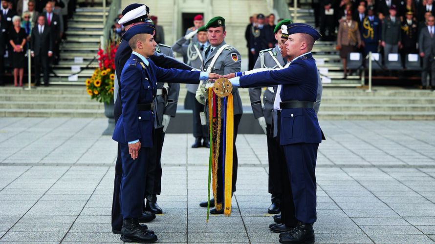 Feierliches Gelöbnis im Bendlerblock, im Hof des Verteidigungsministeriums in Berlin. Der „Staatsbürger in Uniform” ist das Ideal der Inneren Führung, die 1950 mit der Himmeroder Denkschrift begründet wurde. Foto: Bundeswehr