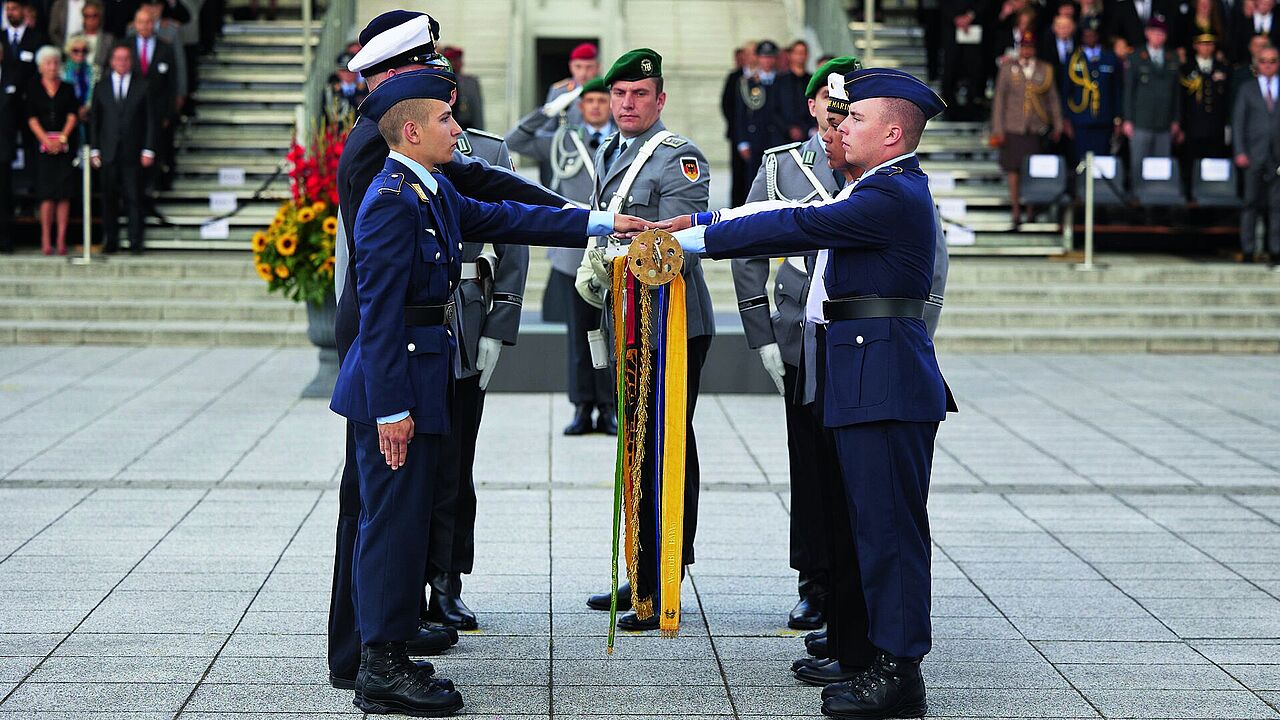 Feierliches Gelöbnis im Bendlerblock, im Hof des Verteidigungsministeriums in Berlin. Der „Staatsbürger in Uniform” ist das Ideal der Inneren Führung, die 1950 mit der Himmeroder Denkschrift begründet wurde. Foto: Bundeswehr