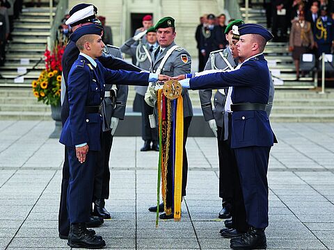 Feierliches Gelöbnis im Bendlerblock, im Hof des Verteidigungsministeriums in Berlin. Der „Staatsbürger in Uniform” ist das Ideal der Inneren Führung, die 1950 mit der Himmeroder Denkschrift begründet wurde. Foto: Bundeswehr