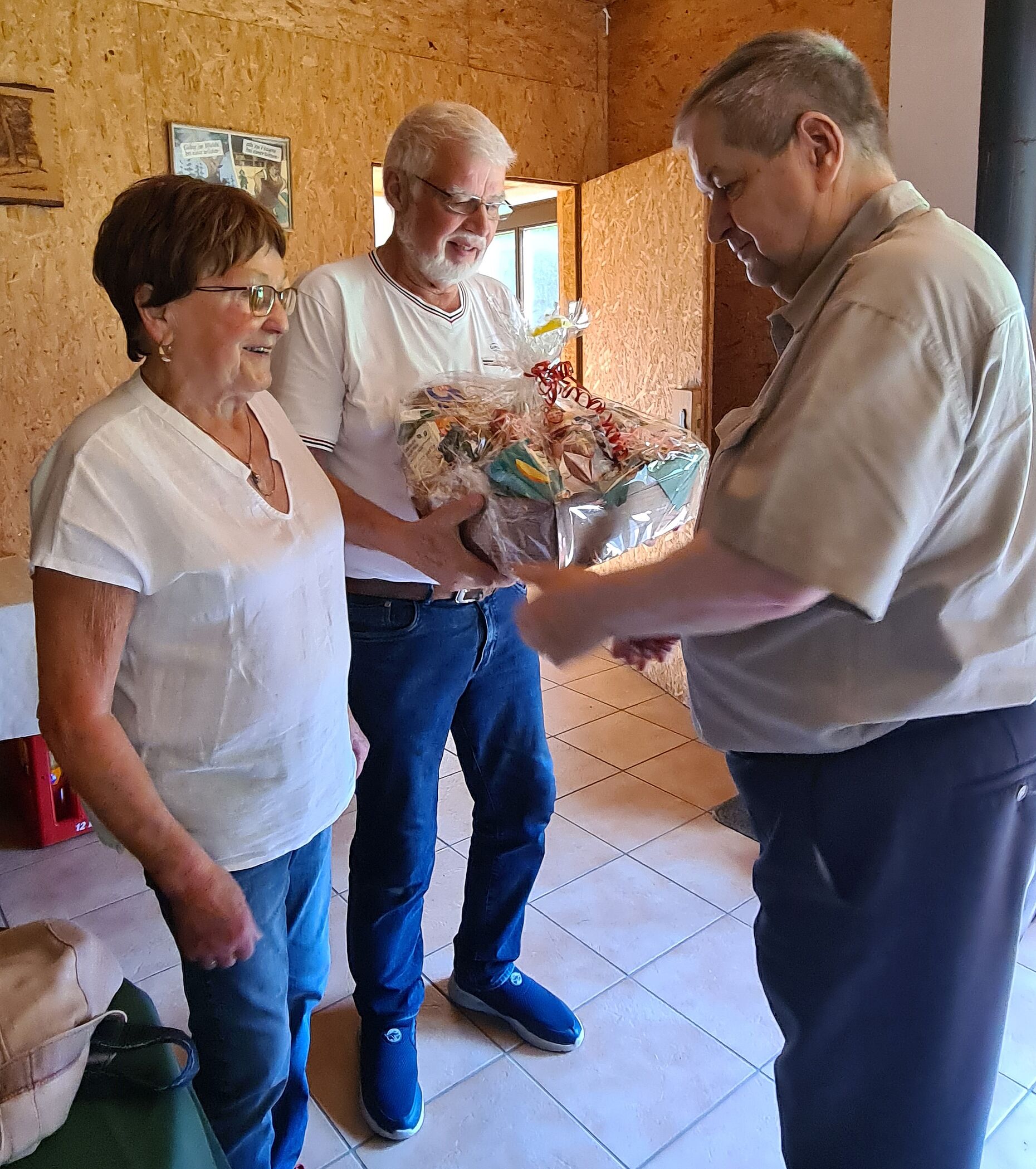 Der Vorsitzende der sKERH Lübz, Wolfgang Höhne (rechts) gratulierte dem Ehepaar Elfriede und Holger Westphal zum 60. Hochzeitstag. Foto: Wolfgang Höhne