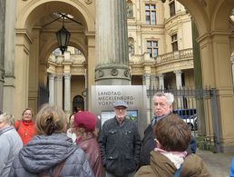 Die Gäste der Kameradschaften vor dem Landtag M-V. Foto: DBwV/Peche