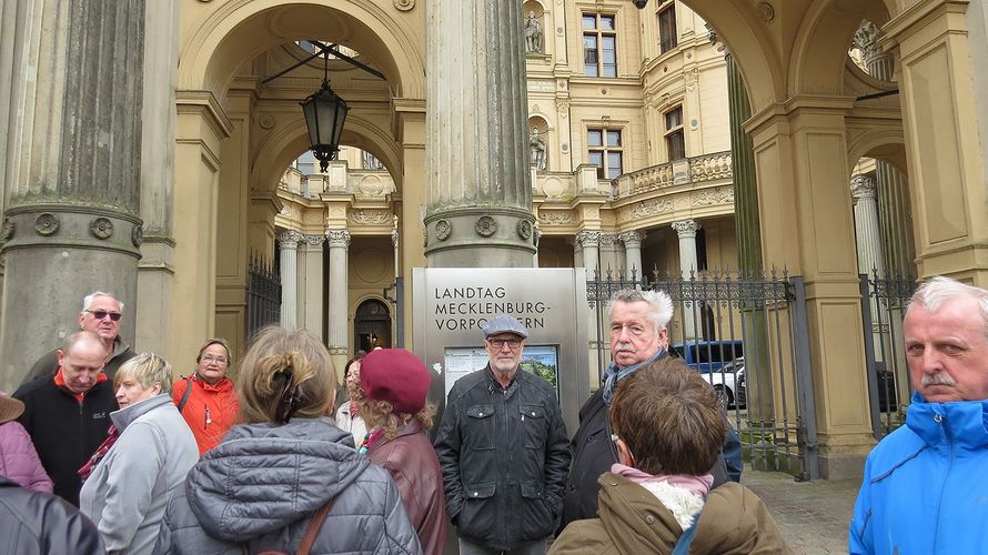 Die Gäste der Kameradschaften vor dem Landtag M-V. Foto: DBwV/Peche
