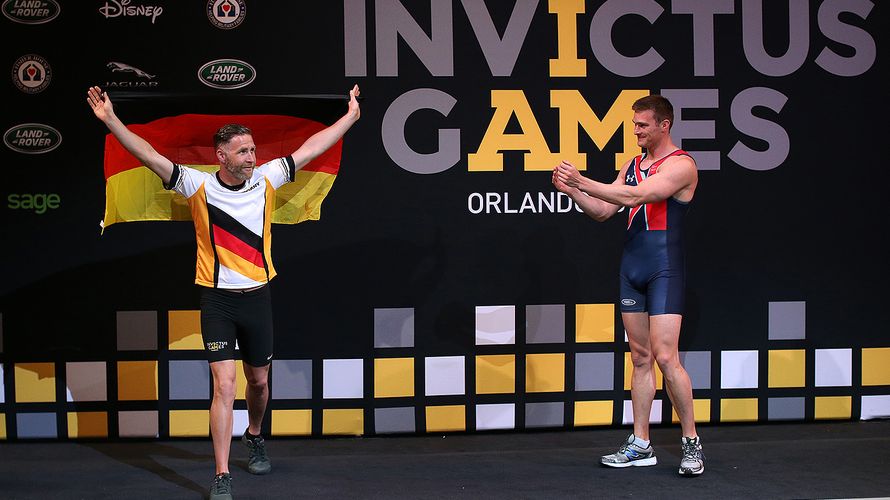 Ruderer Hauptfeldwebel Kai Cziesla (l.) jubelt bei der Siegerehrung bei den "Invictus Games" 2016 in Orlando, Florida. 2022 findet der Wettbewerb in Düsseldorf statt. Foto: Bundeswehr/Sebastian Wilke