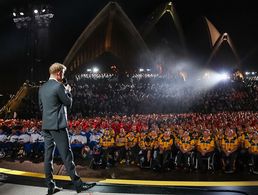Vor der grandiosen Kulisse der Oper von Sydney eröffnete Prinz Harry die Invictus Games 2018. Foto: dpa