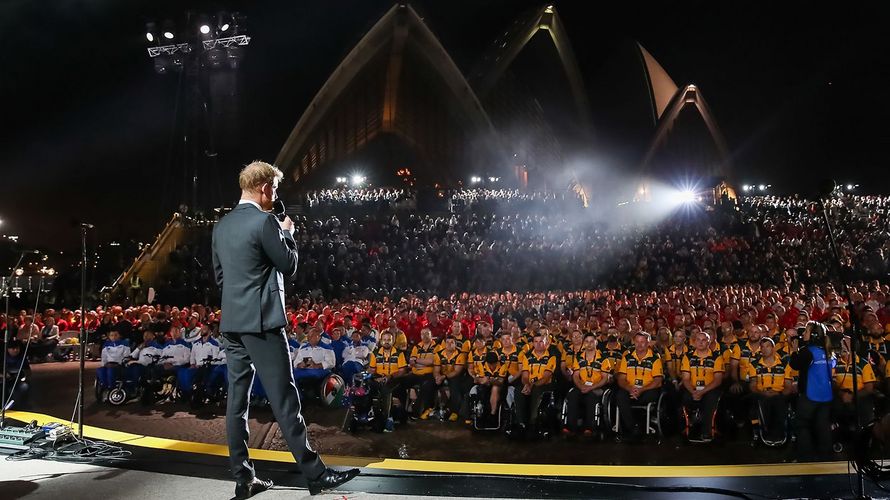 Vor der grandiosen Kulisse der Oper von Sydney eröffnete Prinz Harry die Invictus Games 2018. Foto: dpa