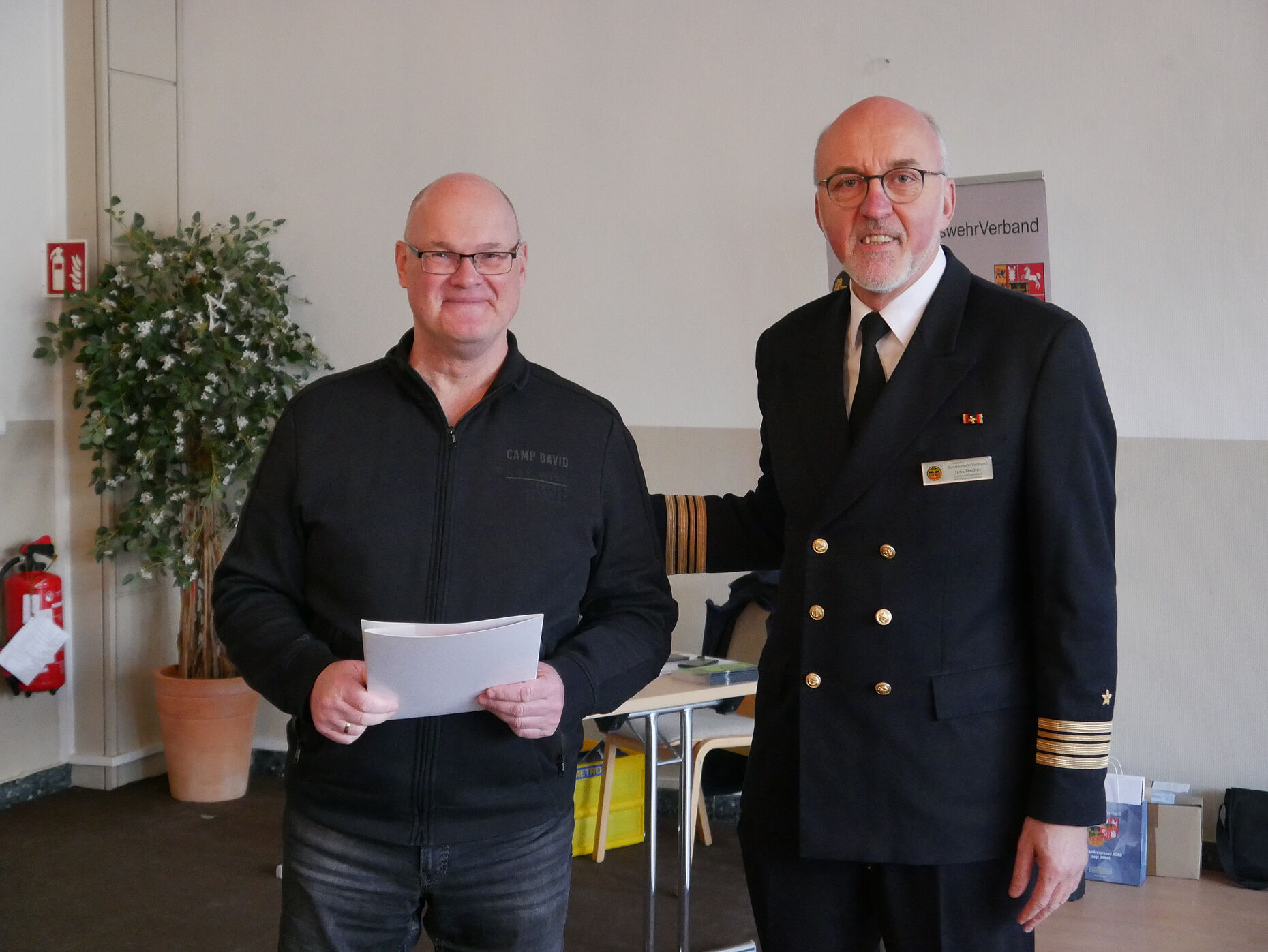 Stabsfeldwebel a.D. Marcus Meister (links) aus Husum erhielt durch Fregattenkapitän Jens Tischer die DBwV-Verdienstnadel in Bronze. Foto: DBwV
