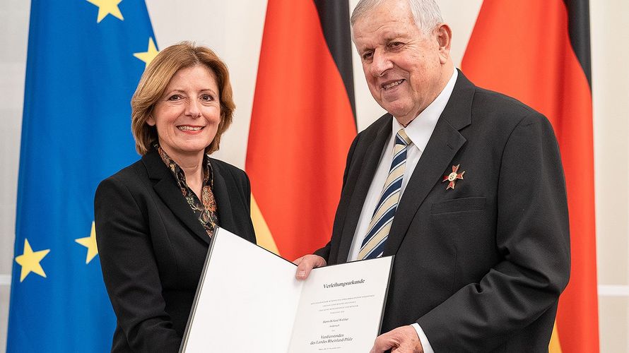 Ministerpräsidentin Malu Dreyer hat Roland Walther mit dem Landesverdienstorden ausgezeichnet. Foto: Staatskanzlei Rheinland-Pfalz/Dinges