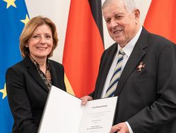 Ministerpräsidentin Malu Dreyer hat Roland Walther mit dem Landesverdienstorden ausgezeichnet. Foto: Staatskanzlei Rheinland-Pfalz/Dinges