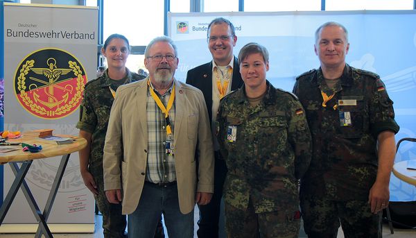 Mittendrin: Carsten Pfenning (Mitte), Geschäftsführer des LV West, kommt mit seinem Team beim Musikfest mit den Besuchern und Soldaten ins Gespräch. Foto: DBwV/Vieth