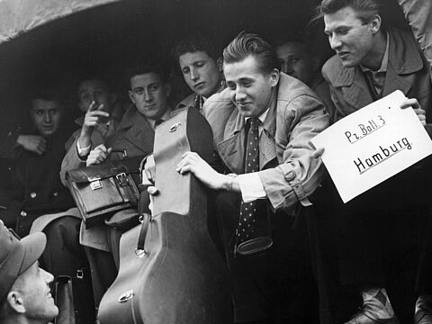 Die Wehrpflicht hat in Deutschland eine lange Tradition: Hier sind Rekruten auf dem Weg zur Unterkunft im Jahr 1957. 1956 war das Wehrpflichtgesetz vom Bundestag verabschiedet worden. Foto: picture alliance