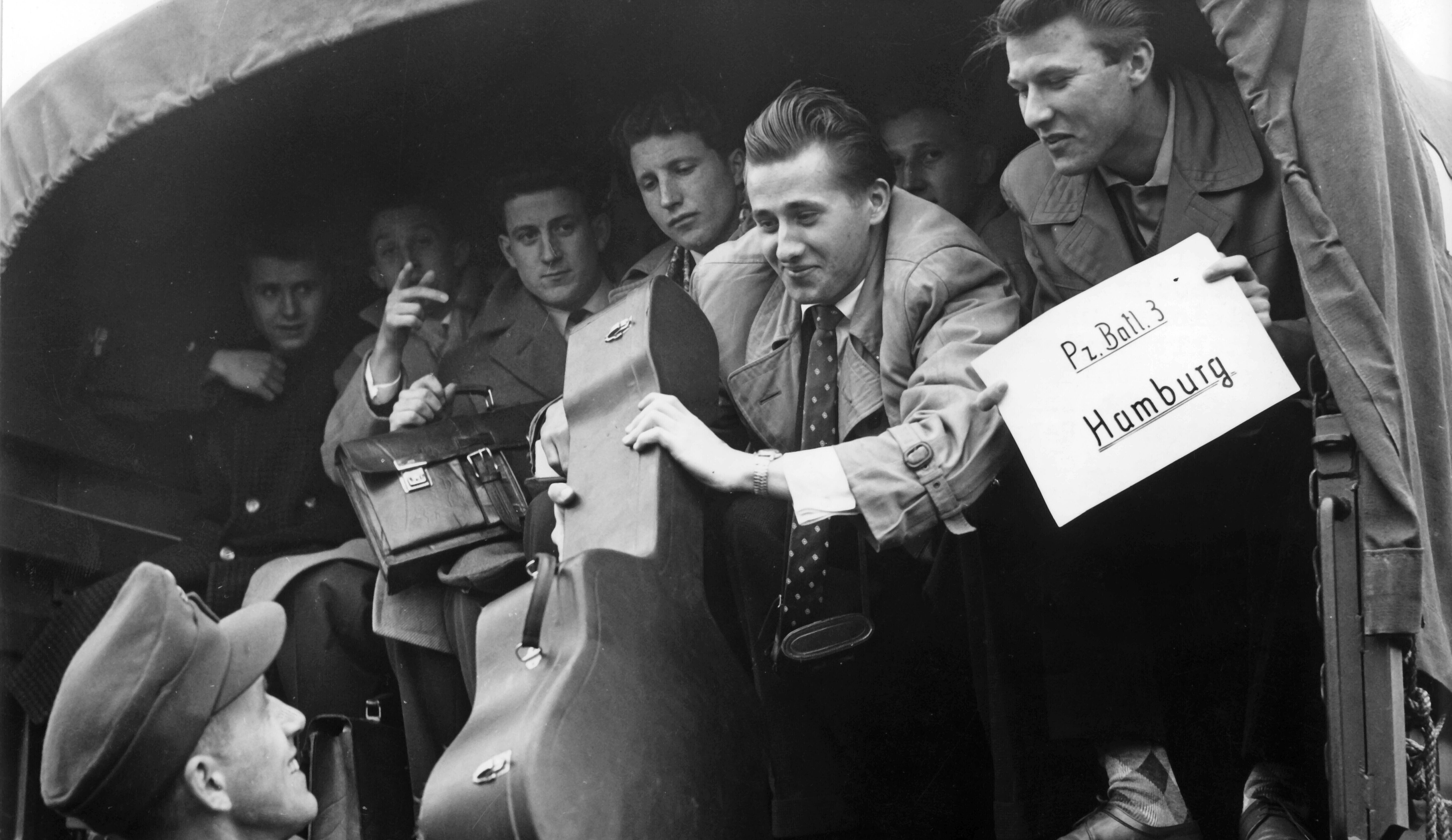Die Wehrpflicht hat in Deutschland eine lange Tradition: Hier sind Rekruten auf dem Weg zur Unterkunft im Jahr 1957. 1956 war das Wehrpflichtgesetz vom Bundestag verabschiedet worden. Foto: picture alliance