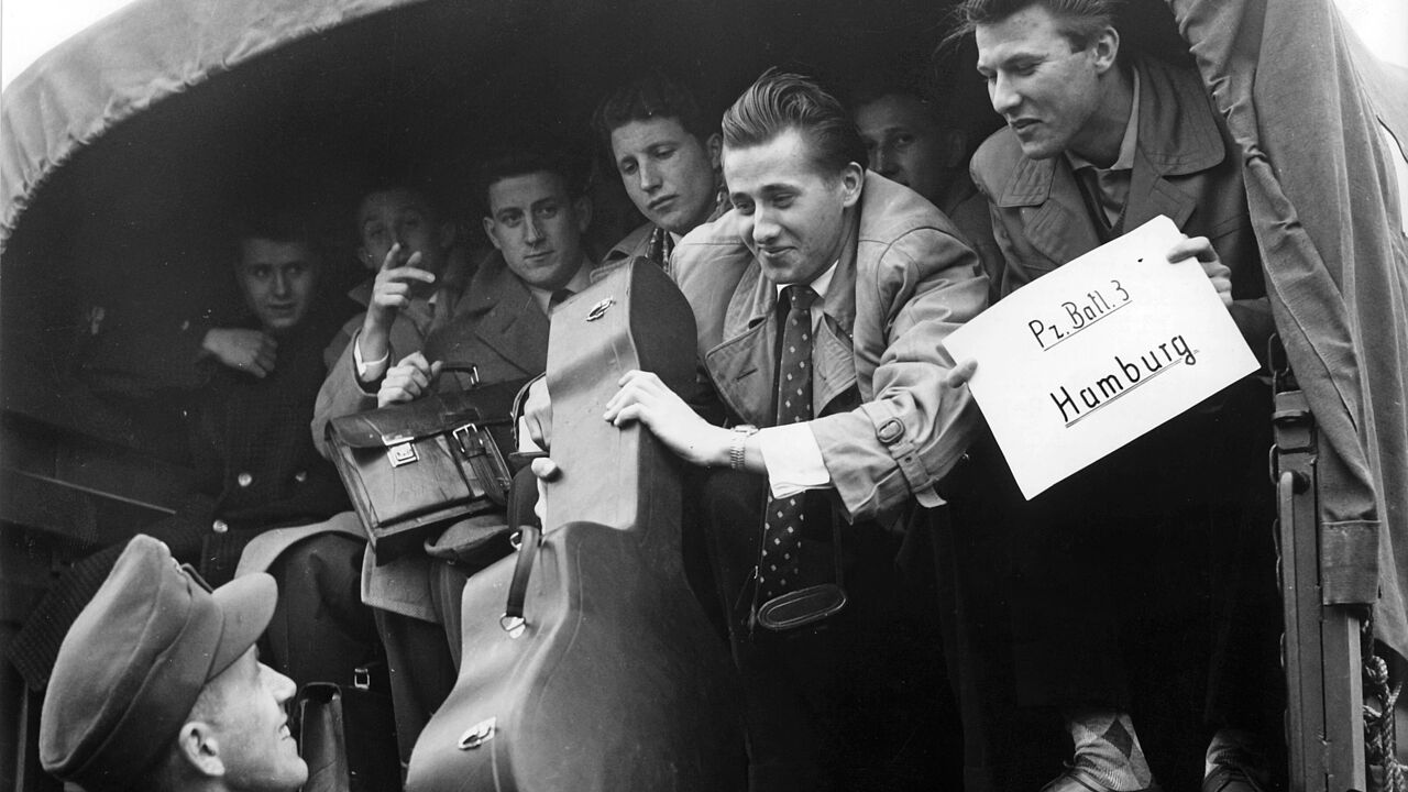 Die Wehrpflicht hat in Deutschland eine lange Tradition: Hier sind Rekruten auf dem Weg zur Unterkunft im Jahr 1957. 1956 war das Wehrpflichtgesetz vom Bundestag verabschiedet worden. Foto: picture alliance