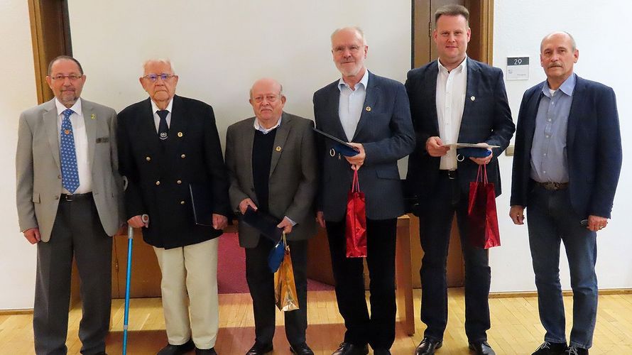 Stellvertretender Vorsitzender Peter Vopat (v.l.), Oberstleutnant a.D. Helmut Wolf und Hauptmann a.D. Winfried Wittwer (60 Jahre), Oberstleutnant a.D. Bruno Scherer (50 Jahre), Oberfeldwebel d.R. Richard Lehmann (25 Jahre) und Vorsitzender Wolfgang Richter. Foto: Ewald Brunner