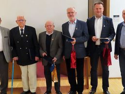 Stellvertretender Vorsitzender Peter Vopat (v.l.), Oberstleutnant a.D. Helmut Wolf und Hauptmann a.D. Winfried Wittwer (60 Jahre), Oberstleutnant a.D. Bruno Scherer (50 Jahre), Oberfeldwebel d.R. Richard Lehmann (25 Jahre) und Vorsitzender Wolfgang Richter. Foto: Ewald Brunner