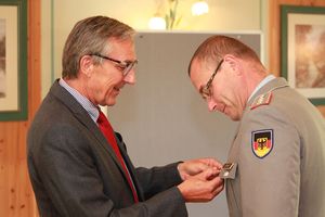 Landesvorsitzender Stärk dankt Hauptmann Martin Göpfert mit der Verdienstnadel in Bronze Foto: DBwV/Kaminsky