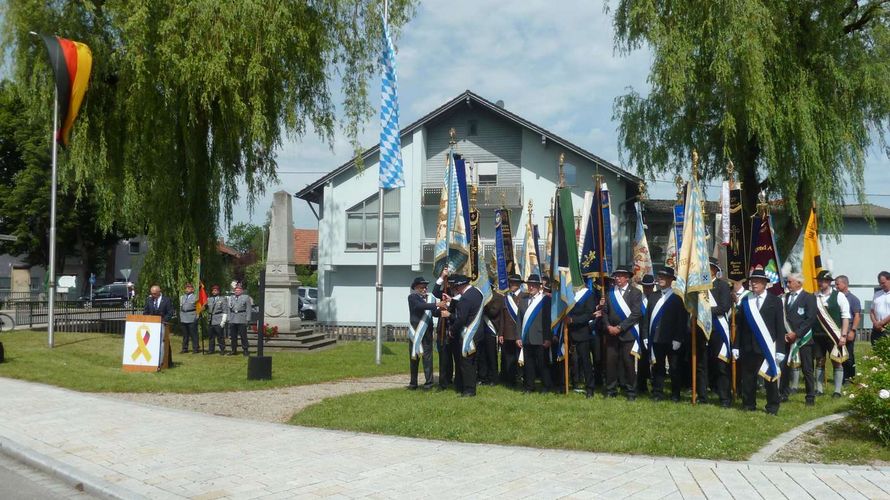 Die Fahnenabordnungen fast aller Veteranenvereine des Altlandkreises und der örtlichen Vereine sorgten gemeinsam mit der Abordnung der Bundeswehr und der Altenstadter Blaskapelle für ein festliches Bild auf dem Marienplatz. Foto: Manfred Ellenberger