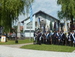 Die Fahnenabordnungen fast aller Veteranenvereine des Altlandkreises und der örtlichen Vereine sorgten gemeinsam mit der Abordnung der Bundeswehr und der Altenstadter Blaskapelle für ein festliches Bild auf dem Marienplatz. Foto: Manfred Ellenberger