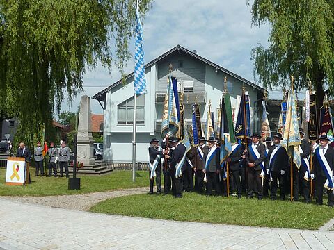 Die Fahnenabordnungen fast aller Veteranenvereine des Altlandkreises und der örtlichen Vereine sorgten gemeinsam mit der Abordnung der Bundeswehr und der Altenstadter Blaskapelle für ein festliches Bild auf dem Marienplatz. Foto: Manfred Ellenberger