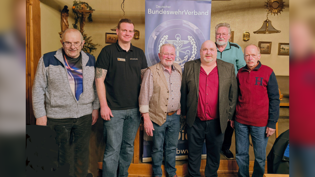 Der wiedergewählte Vorstand der KERH Hemau unter Vorsitz von Stabsfeldwebel d.R. Peter Hegau (3.v.r.) mit dem neuen Stellvertreter Oberstleutnant a.D. Gerhard Mihm und dem Bezirksvorsitzenden Christian Schleicher. Foto: A. Hergert
