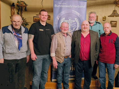 Der wiedergewählte Vorstand der KERH Hemau unter Vorsitz von Stabsfeldwebel d.R. Peter Hegau (3.v.r.) mit dem neuen Stellvertreter Oberstleutnant a.D. Gerhard Mihm und dem Bezirksvorsitzenden Christian Schleicher. Foto: A. Hergert