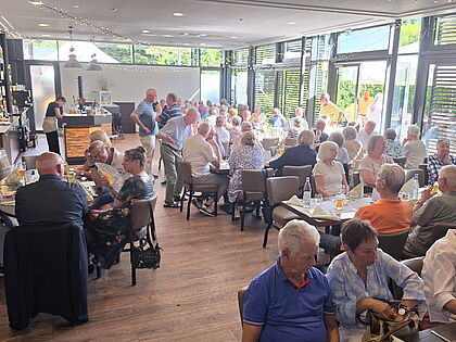 Volles Haus beim Spargelessen der Ehemaligen in der gut besuchten Burg Niederpleis. Foto: Frank Kühnrich
