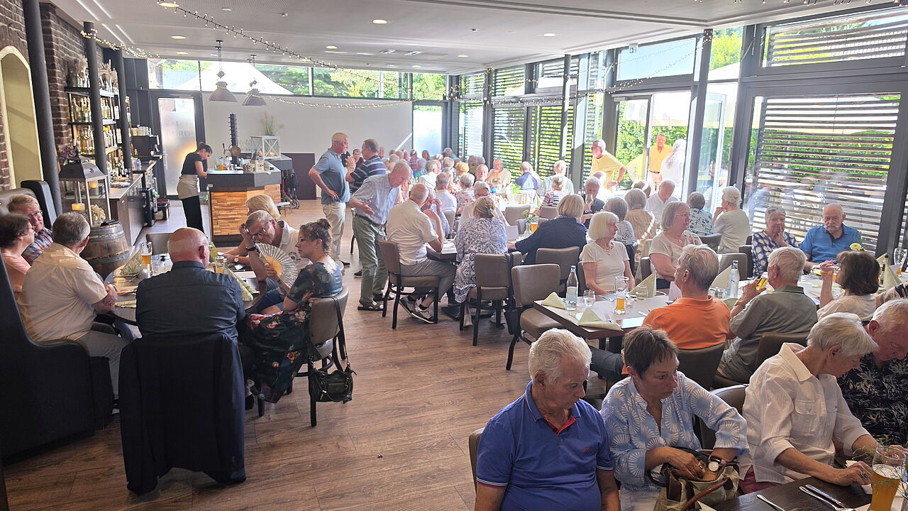 Volles Haus beim Spargelessen der Ehemaligen in der gut besuchten Burg Niederpleis. Foto: Frank Kühnrich
