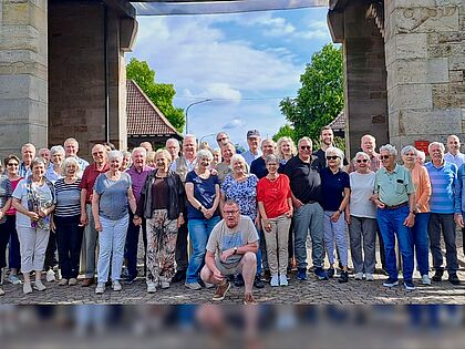 Ein besonderer Augenblick der Pfalzreise der Kameradschaft ERH Freyung/Passauer Land: Die Gemeinschaft am Weintor in Schweigen mit Willi Arens (rechts) und Alois Hofer (Mitte). Foto: Willi Arens