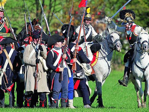 Schauspieler in historischen Uniformen stellen die preußisch-französische Doppelschlacht bei Jena und Auerstedt 1806 nach. Foto: picture alliance/dpa