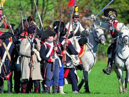 Schauspieler in historischen Uniformen stellen die preußisch-französische Doppelschlacht bei Jena und Auerstedt 1806 nach. Foto: picture alliance/dpa