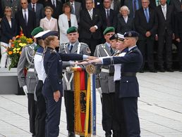 Rekruten legen ihr Gelöbnis ab - das Treueverhältnis von Soldat und Staat macht die Besonderheit des Soldatenberufs aus. Foto: Bundeswehr/Sebastian Wilke