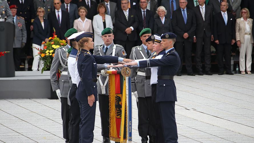 Rekruten legen ihr Gelöbnis ab - das Treueverhältnis von Soldat und Staat macht die Besonderheit des Soldatenberufs aus. Foto: Bundeswehr/Sebastian Wilke