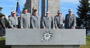 Sichtlich stolz auf den neuen Gedenkstein: Oberstabsfeldwebel Gerhard Kaiser, Oberstleutnant Thomas Behr, Generalmajor Bernd Schütt, Generalleutnant Erich Pfeffer, Brigadegeneral Alexander Sollfrank und Brigadegeneral Michael Matz (v.l.n.r.). Foto: Bundes