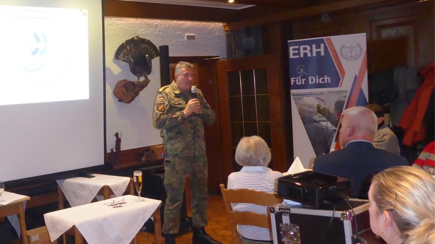 Auf großes Interesse stieß der Besuch des stellvertretenden Generalinspekteurs, Generalleutnant Markus Laubenthal, bei der Kameradschaft Ehemalige, Reservisten und Hinterbliebene (KERH). Foto: Oberstabsfeldwebel a.D. Maschinski