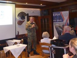 Auf großes Interesse stieß der Besuch des stellvertretenden Generalinspekteurs, Generalleutnant Markus Laubenthal, bei der Kameradschaft Ehemalige, Reservisten und Hinterbliebene (KERH). Foto: Oberstabsfeldwebel a.D. Maschinski