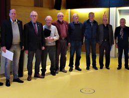 Für ihre langjährige Mitgliedschaft im DBwV ehrte Michael Schwab zahlreiche Mitglieder: (v.l.) Bezirksvorsitzender Oberstleutnant Michael Schwab, Oberleutnant d.R. Michael Köcher, Hauptmann a. D. Heinrich Bruns, Hauptmann a.D. Rudolf Kordon, Oberstleutnant a.D. Jörg-Rüdiger Schulze, Stabsfeldwebel a.D. Rüdiger Mevius, Stabshauptmann a.D. Reinhard Pontius, Oberstabsfeldwebel a.D. Otto Kachel, Oberstabsfeldwebel a.D. Willi Zöchmann und Vorsitzender Oberstleutnant a.D. Alfred Schmitz. Foto: Schwamb 
